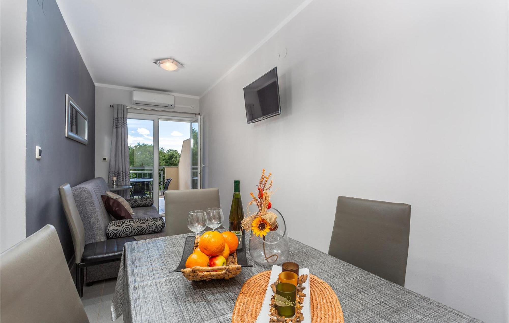Beautiful Apartment In Pinezici With Wifi Exteriör bild