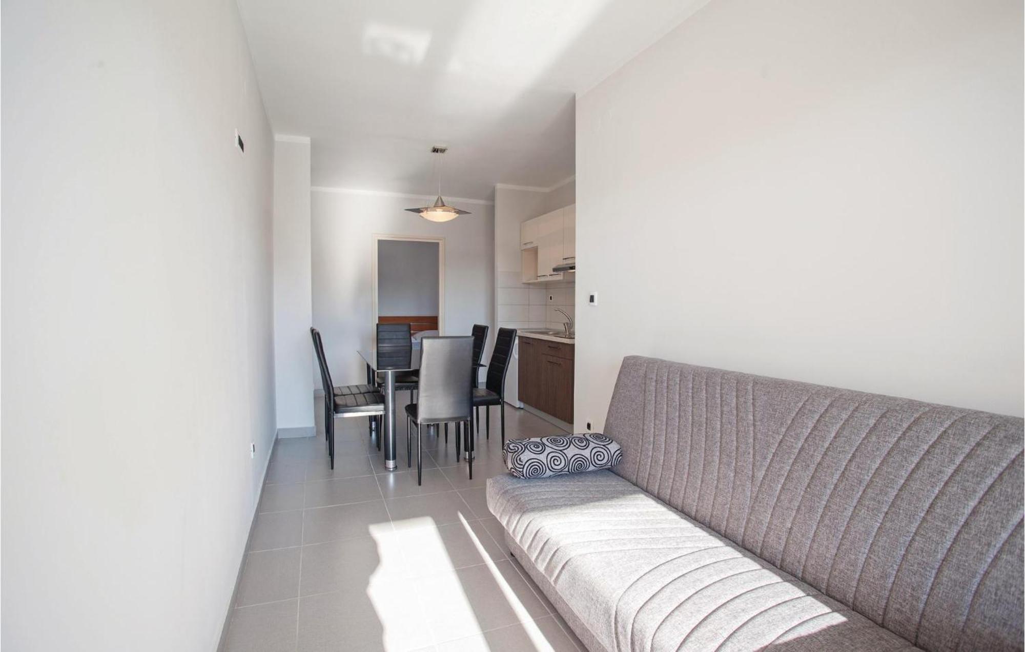Beautiful Apartment In Pinezici With Wifi Exteriör bild